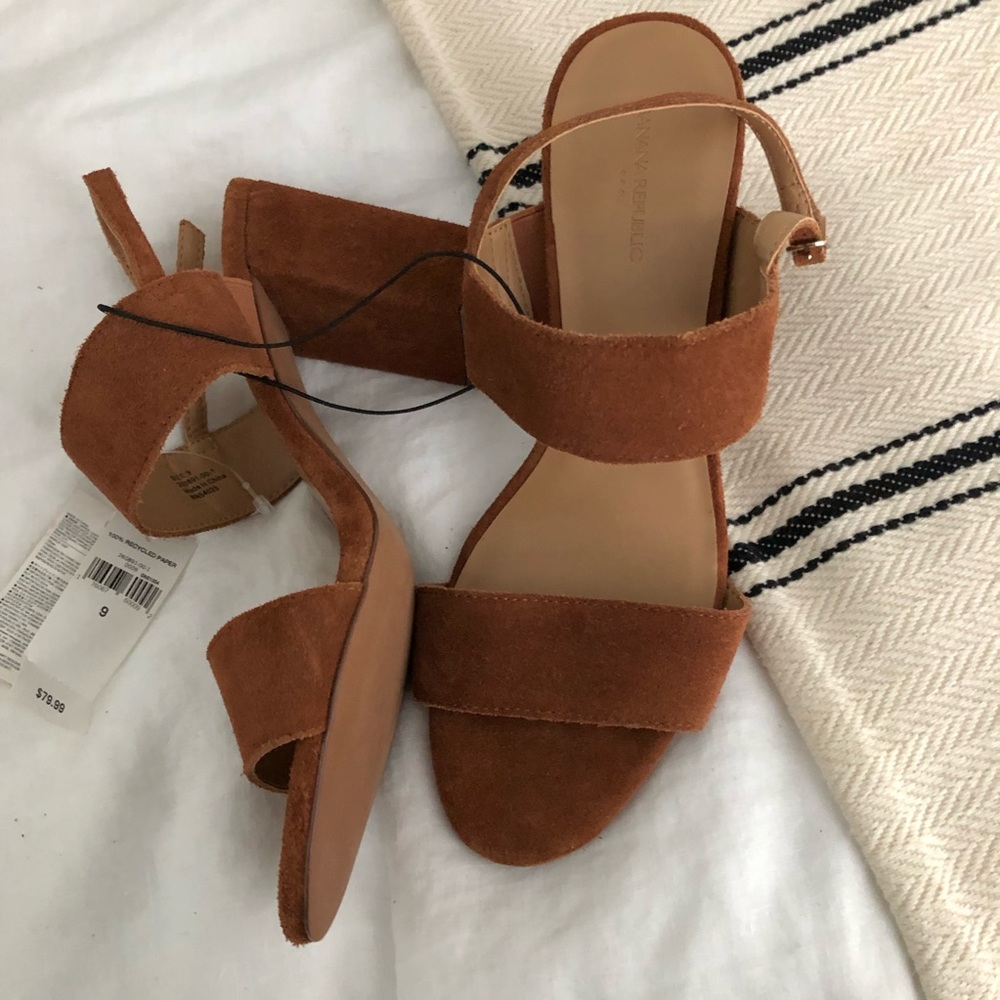 Brand new, NWT Banana Republic Cognac Suede heels, size 9!